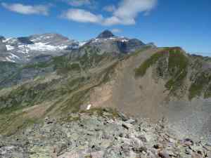 La pointe d'Aboillon (pyramide foncée) ponctue une chaîne qui part de Bel Oiseau et passe par Fontanabran