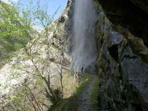 Sous la  même cascade