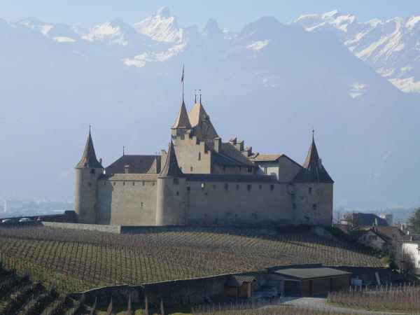 Le château d'Aigle en entier dans un de ses point de vue le plus photogénique